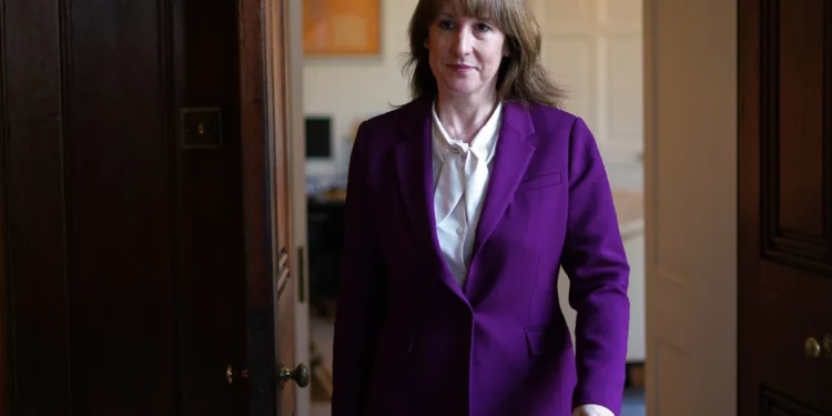 La ministra de Hacienda del Reino Unido critica la “locura” de la guerra en Irán