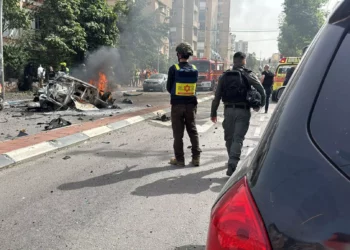 Un herido leve en el centro de Israel tras un misil iraní con racimo