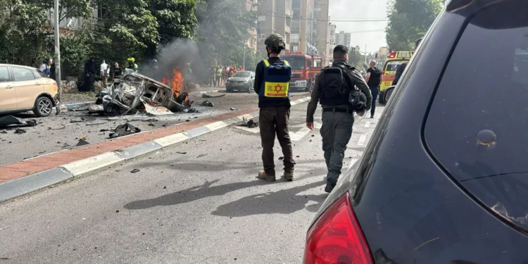Un herido leve en el centro de Israel tras un misil iraní con racimo