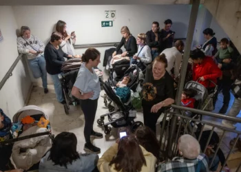 Los israelíes se refugian en un refugio antiaéreo público mientras una sirena avisa de la llegada de misiles lanzados desde Irán, 31 de marzo de 2026. (Miriam Alster/Flash90)