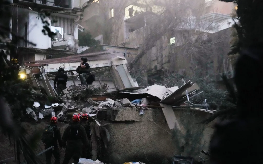 Recuperan dos cuerpos de edificio impactado por misil iraní en Haifa