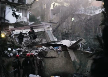 Recuperan dos cuerpos de edificio impactado por misil iraní en Haifa