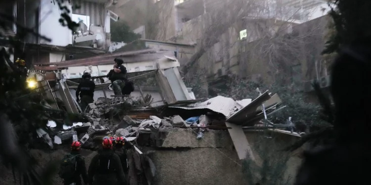 Recuperan dos cuerpos de edificio impactado por misil iraní en Haifa