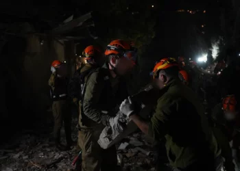 Siguen buscando a cuatro desaparecidos tras impacto de misil iraní en Haifa