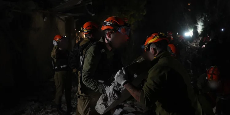 Siguen buscando a cuatro desaparecidos tras impacto de misil iraní en Haifa