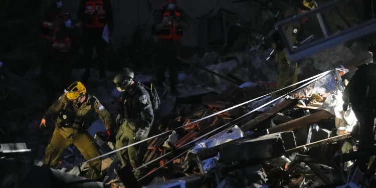 Buscan a cuatro desaparecidos tras impacto de misil iraní en Haifa
