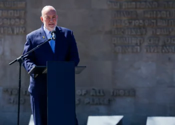 El embajador israelí en Alemania, Ron Prosor, pronuncia un discurso durante una ceremonia conmemorativa en el memorial de Bergen-Belsen, en Lohheide, al norte de Alemania, el 27 de abril de 2025, con motivo del 80.º aniversario de la liberación del campo de concentración de Bergen-Belsen. (Focke Strangmann/AFP)