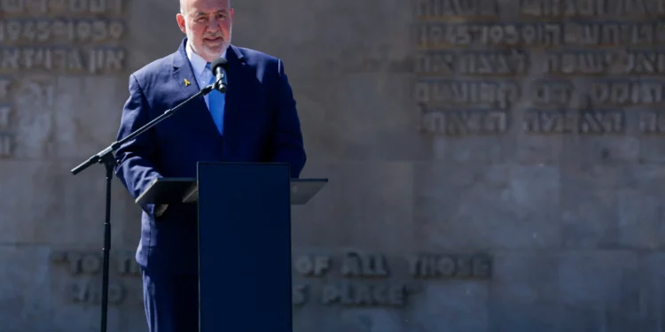 El embajador israelí en Alemania, Ron Prosor, pronuncia un discurso durante una ceremonia conmemorativa en el memorial de Bergen-Belsen, en Lohheide, al norte de Alemania, el 27 de abril de 2025, con motivo del 80.º aniversario de la liberación del campo de concentración de Bergen-Belsen. (Focke Strangmann/AFP)