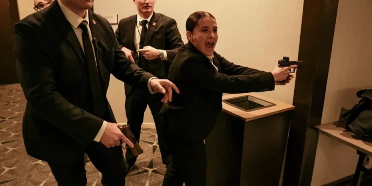 Agente Secreto en la entrada de cena de Trump recibió disparo