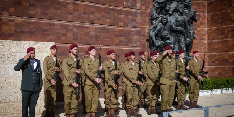 Israel se detiene al son de la sirena para abrir el Día del Holocausto