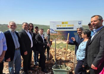 Smotrich coloca la primera piedra de un nuevo barrio en Ariel