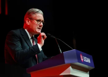 El primer ministro británico, Keir Starmer, pronuncia un discurso en el noroeste de Inglaterra, el 27 de abril de 2026. (Temilade Adelaja/Pool Photo vía AP)