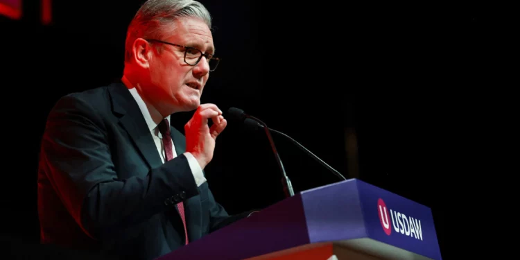El primer ministro británico, Keir Starmer, pronuncia un discurso en el noroeste de Inglaterra, el 27 de abril de 2026. (Temilade Adelaja/Pool Photo vía AP)