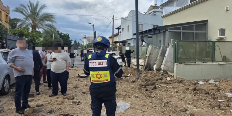 Submuniciones de misil iraní causan daños en centro de Israel