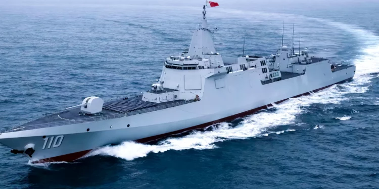 El destructor Tipo 055 Anqing entra en fase operativa cerca de Taiwán