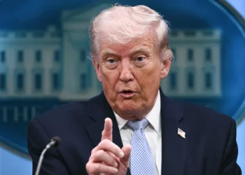 El presidente de Estados Unidos, Donald Trump, habla sobre el conflicto en Irán en la sala de prensa James S. Brady de la Casa Blanca el 6 de abril de 2026, en Washington, D. C. (Brendan Smialowski/AFP)
