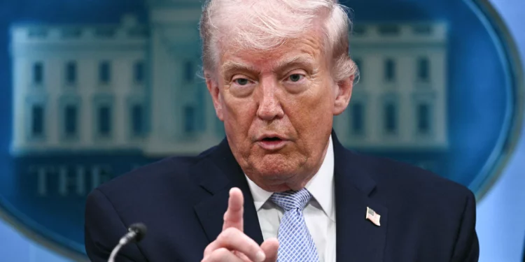 El presidente de Estados Unidos, Donald Trump, habla sobre el conflicto en Irán en la sala de prensa James S. Brady de la Casa Blanca el 6 de abril de 2026, en Washington, D. C. (Brendan Smialowski/AFP)