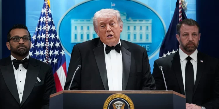 El presidente de EE. UU., Donald Trump, habla en la sala de prensa James Brady de la Casa Blanca tras una amenaza a la seguridad durante la cena anual de la Asociación de Corresponsales de la Casa Blanca en Washington, el 25 de abril de 2026, mientras le escuchan el director del FBI, Kash Patel, y el secretario de Seguridad Nacional, Markwayne Mullin. (Foto AP/José Luis Magana)
