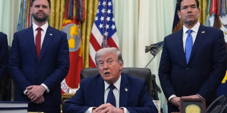 Trump: Israel puede atacar a Hezbolá en defensa propia