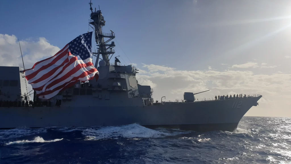 El USS Michael Murphy bloquea el mar Arábigo y obliga a 21 barcos a retroceder