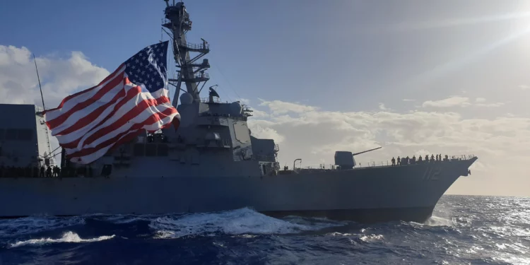 El USS Michael Murphy bloquea el mar Arábigo y obliga a 21 barcos a retroceder