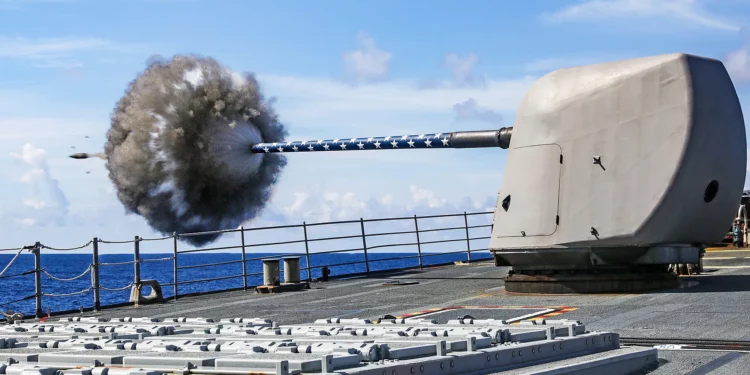 El USS Spruance dispara contra buque iraní en el Golfo de Omán