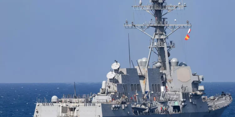 Vídeo: El USS Spruance dispara y aborda un carguero iraní