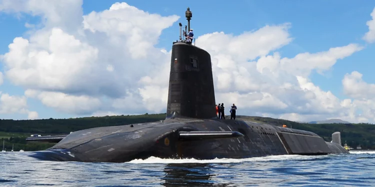 Submarino de misiles balísticos de la clase Vanguard del Reino Unido zarpa de Faslane