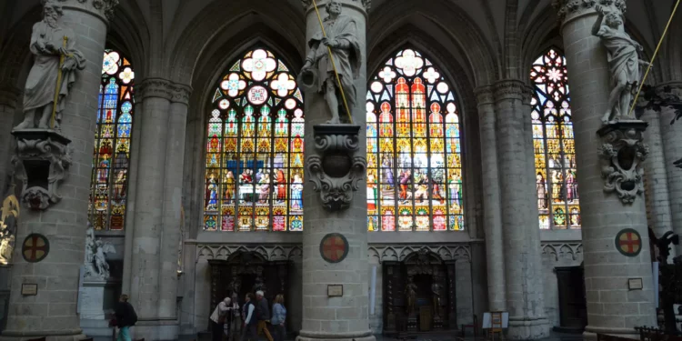 La catedral principal de Bruselas retira vidriera de 1370 ligada a calumnia antijudía