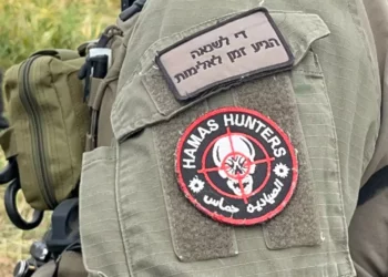 Las FDI investigan a un soldado fotografiado con un parche de “cazador de Hamás”
