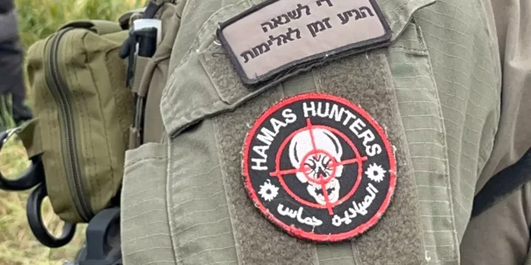 Las FDI investigan a un soldado fotografiado con un parche de “cazador de Hamás”