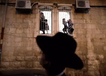 La policía indemnizará a un joven haredí con 414 000 NIS