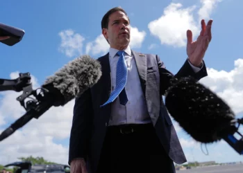 El secretario de Estado estadounidense, Marco Rubio, habla con la prensa antes de abordar su avión en la base de la Reserva Aérea de Homestead el 21 de mayo de 2026 en Homestead, Florida. (Julia Demaree Nikhinson / Pool vía AFP)