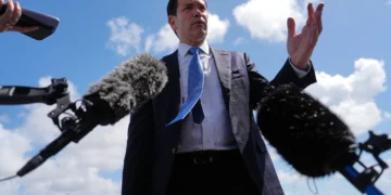 El secretario de Estado estadounidense, Marco Rubio, habla con la prensa antes de abordar su avión en la base de la Reserva Aérea de Homestead el 21 de mayo de 2026 en Homestead, Florida. (Julia Demaree Nikhinson / Pool vía AFP)