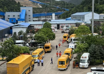Vista general de los miembros del equipo de rescate y los vehículos de emergencia llegando a la mina de carbón de Liushenyu tras una explosión de gas en Changzhi, en la provincia de Shanxi, al norte de China, el 23 de mayo de 2026. (CNS / AFP)