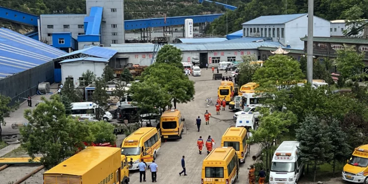 Vista general de los miembros del equipo de rescate y los vehículos de emergencia llegando a la mina de carbón de Liushenyu tras una explosión de gas en Changzhi, en la provincia de Shanxi, al norte de China, el 23 de mayo de 2026. (CNS / AFP)