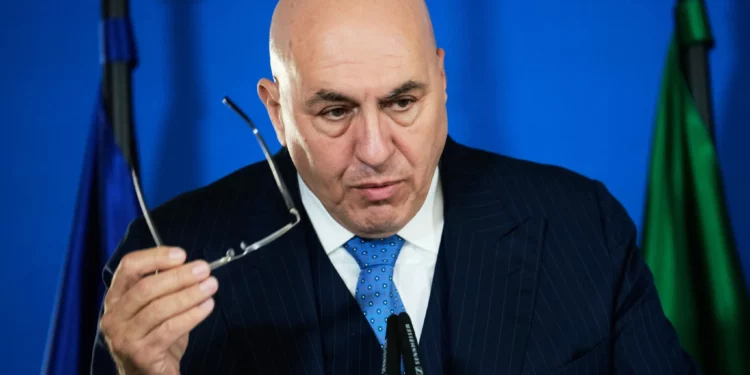 El ministro de Defensa, italiano, Guido Crosetto, asiste a una rueda de prensa tras la reunión de los cinco ministros de Defensa en Berlín, Alemania, el 14 de noviembre de 2025. (Foto AP/Ebrahim Noroozi)