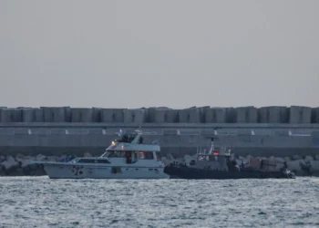 Un barco de una flotilla de activistas con destino a Gaza, interceptado por la Armada israelí en aguas internacionales, es escoltado hacia Ashdod, en el sur de Israel, el 19 de mayo de 2026 (Jamal Awad/Flash90).