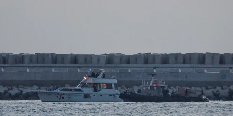 Un barco de una flotilla de activistas con destino a Gaza, interceptado por la Armada israelí en aguas internacionales, es escoltado hacia Ashdod, en el sur de Israel, el 19 de mayo de 2026 (Jamal Awad/Flash90).