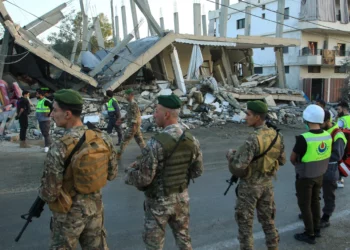 Imagen ilustrativa: Soldados del ejército libanés aseguran el lugar de un ataque aéreo israelí que tuvo como objetivo un edificio en la aldea de Deir Kifa, al sur del Líbano, el 19 de noviembre de 2025. (Mahmoud Zayyat/AFP)