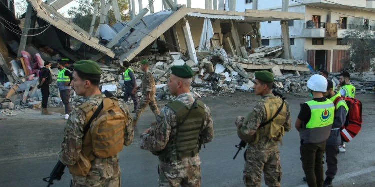 Imagen ilustrativa: Soldados del ejército libanés aseguran el lugar de un ataque aéreo israelí que tuvo como objetivo un edificio en la aldea de Deir Kifa, al sur del Líbano, el 19 de noviembre de 2025. (Mahmoud Zayyat/AFP)