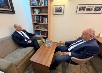 Naftali Bennett (izquierda) y Avigdor Liberman se reúnen en la Knéset el 20 de mayo de 2026. (Cortesía del partido Juntos)