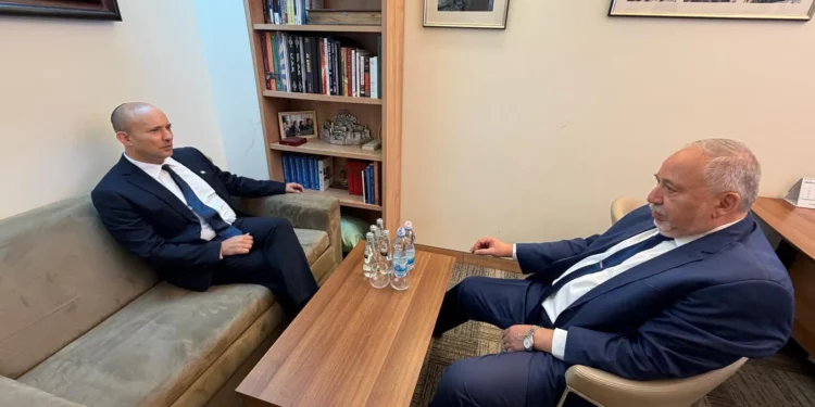 Naftali Bennett (izquierda) y Avigdor Liberman se reúnen en la Knéset el 20 de mayo de 2026. (Cortesía del partido Juntos)