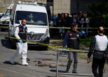 Agentes de policía se congregan frente al consulado israelí en Estambul, Turquía, el 7 de abril de 2026, tras un tiroteo entre hombres armados y la policía. (Yasin AKGUL / AFP)