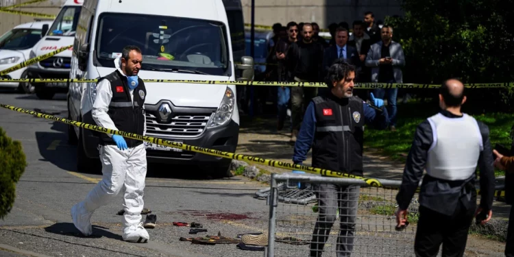 Agentes de policía se congregan frente al consulado israelí en Estambul, Turquía, el 7 de abril de 2026, tras un tiroteo entre hombres armados y la policía. (Yasin AKGUL / AFP)
