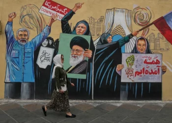 Imagen ilustrativa: Una mujer pasa junto a un mural progubernamental en el centro de Teherán, Irán, el 17 de mayo de 2026. (Foto AP/Vahid Salemi)