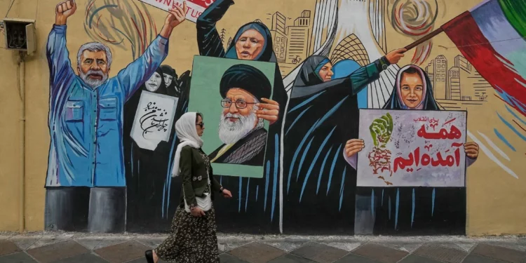 Imagen ilustrativa: Una mujer pasa junto a un mural progubernamental en el centro de Teherán, Irán, el 17 de mayo de 2026. (Foto AP/Vahid Salemi)