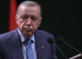 El presidente de Turquía, Recep Tayyip Erdogan (derecha), asiste a una rueda de prensa conjunta con la canciller alemana en el Complejo Presidencial de Ankara, el 30 de octubre de 2025. (Adem Altan/AFP)