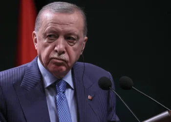 El presidente de Turquía, Recep Tayyip Erdogan (derecha), asiste a una rueda de prensa conjunta con la canciller alemana en el Complejo Presidencial de Ankara, el 30 de octubre de 2025. (Adem Altan/AFP)