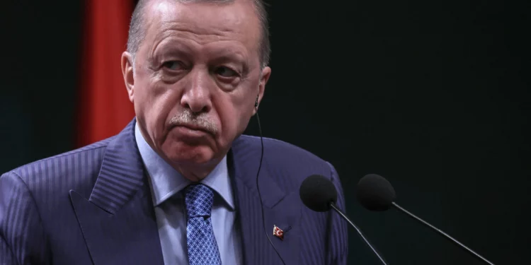 El presidente de Turquía, Recep Tayyip Erdogan (derecha), asiste a una rueda de prensa conjunta con la canciller alemana en el Complejo Presidencial de Ankara, el 30 de octubre de 2025. (Adem Altan/AFP)